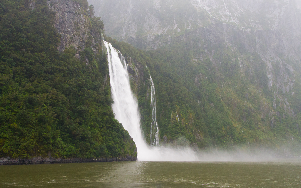 Milford Sound – Auch bei Regen bringt Jucy Lucy die Touristen sicher durch den Fjord